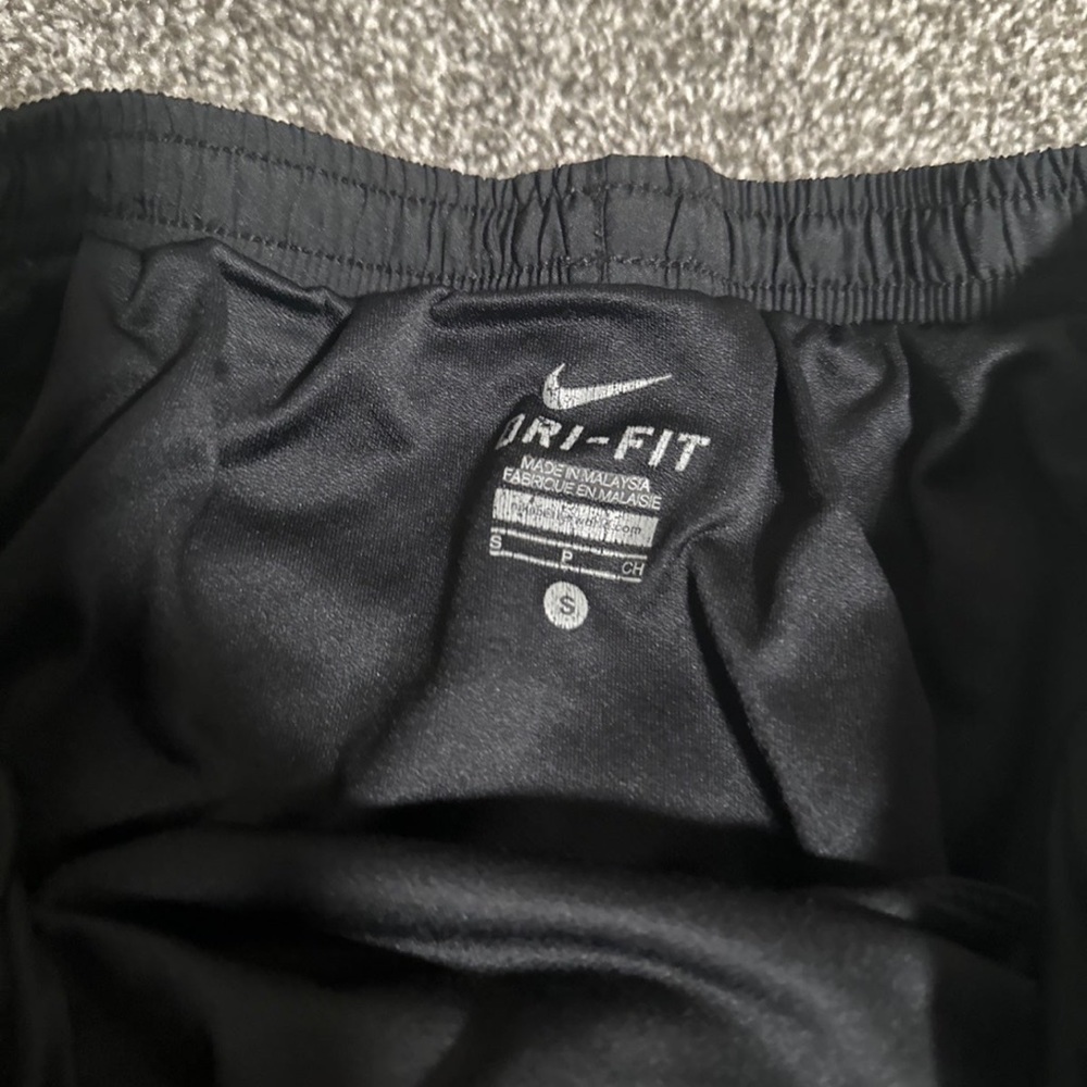 Black Nike shorts size small - Picture 2 of 2